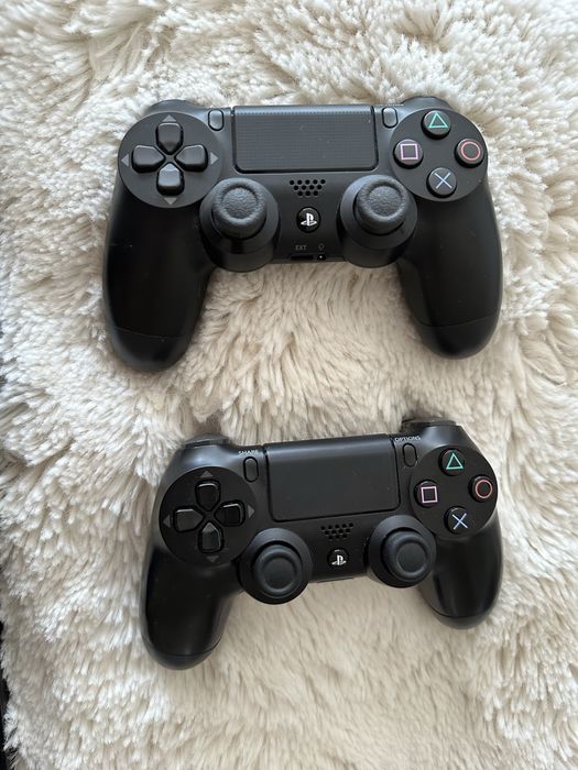 PlayStation 4 slim + 2 Comandos originais