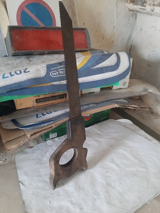 Serrote antigo com cabo trabalhado,em madeira.