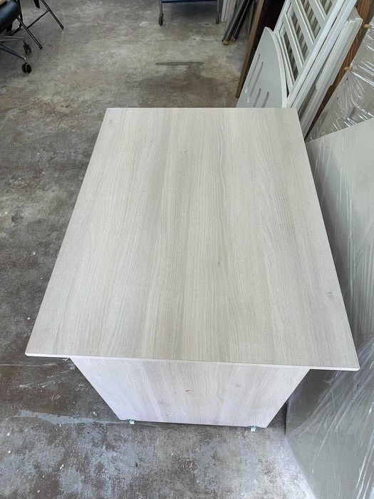 Mesa de madeira para quarto da criança