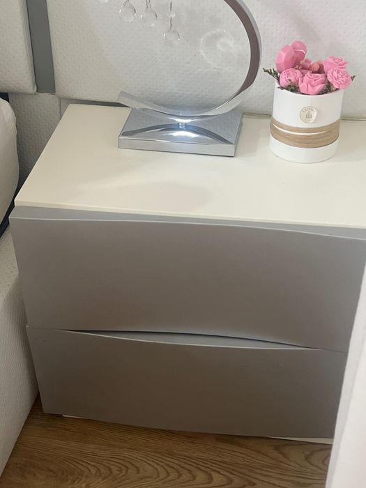 Cama e mesas cabeceira como novos
