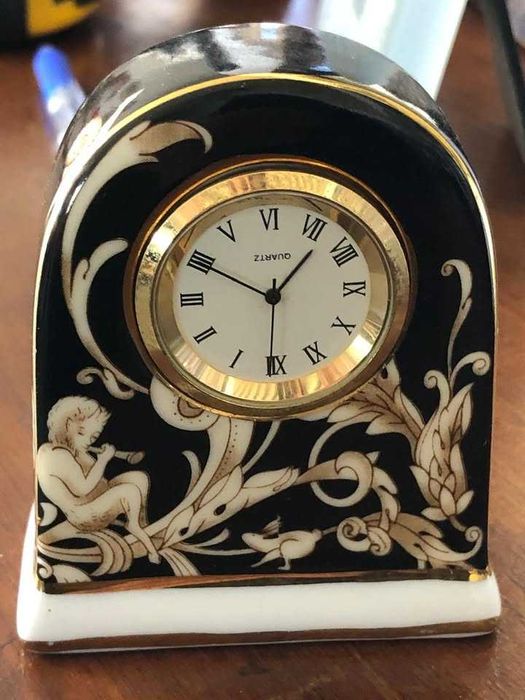 Relógio de Porcelana, com pinturas, a funcionar, com 8*6 cms.