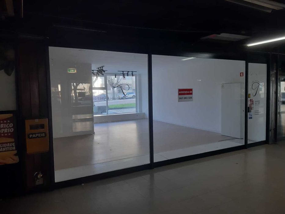 Loja luminosa com ampla montra em Lordelo do Ouro – Campo Alegre