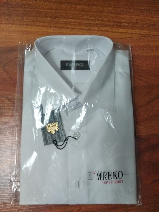 Белая рубашка с коротким рукавом