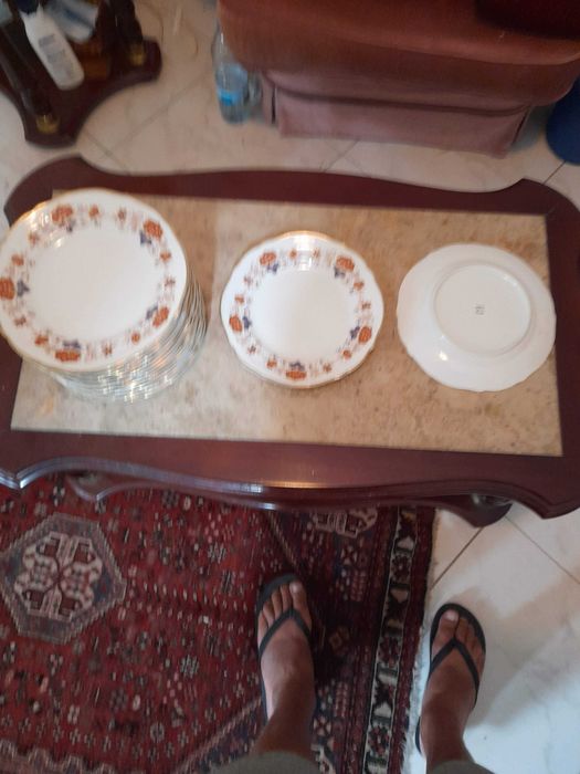 17 Pratos Bordados com dourados e outras cores como novos