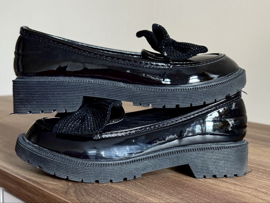 Lakierki czarne. Eleganckie buty. Półbuty