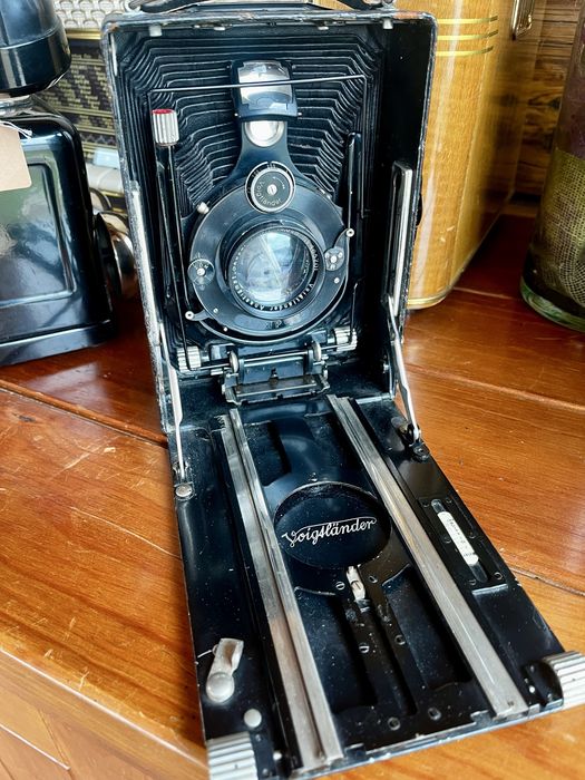 Antiga máquina fotográfica Voigtländer Berheil de grandes dimensões