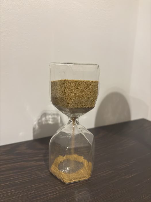 Ampulheta vidro com areia dourada
