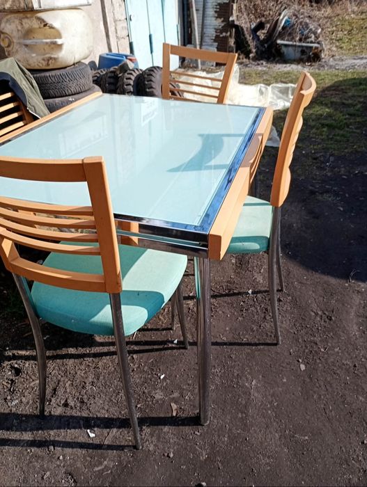 Stół że szklanym blatem i krzesła