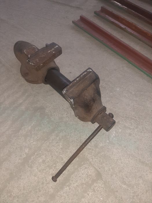 Металеве профільне кріплення на стіну..