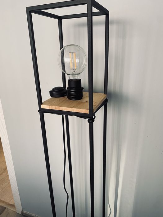 Lampa podłogowa loft industrial – metalowa, drewno z żarówką