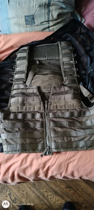Жилет розвантажувальний+підсумки.Стан новий.