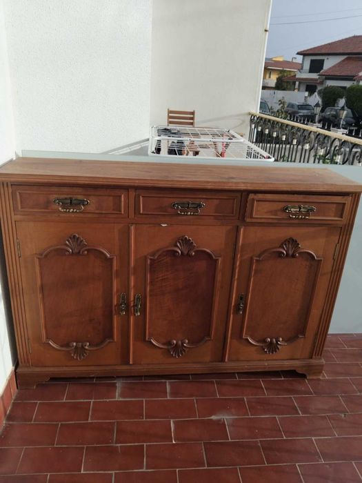 Aparador antigo em madeira maciça — 3 gavetas + 3 portas