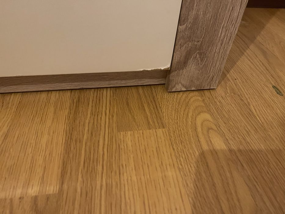 Cama de casal com mesas de cabeceira