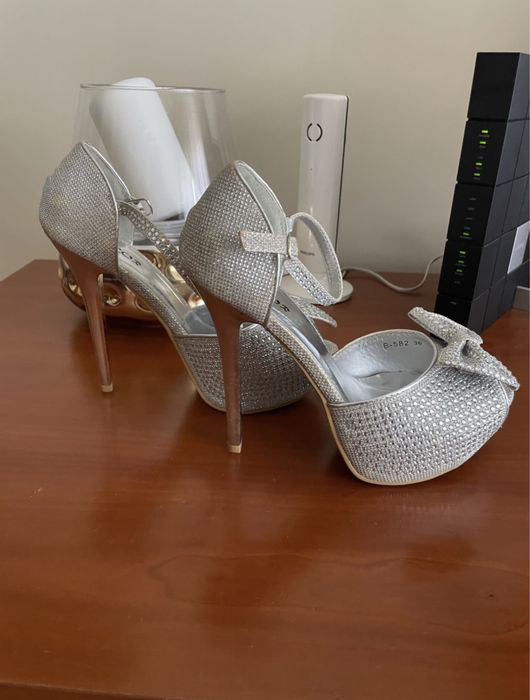 Sapato prateado NOVO