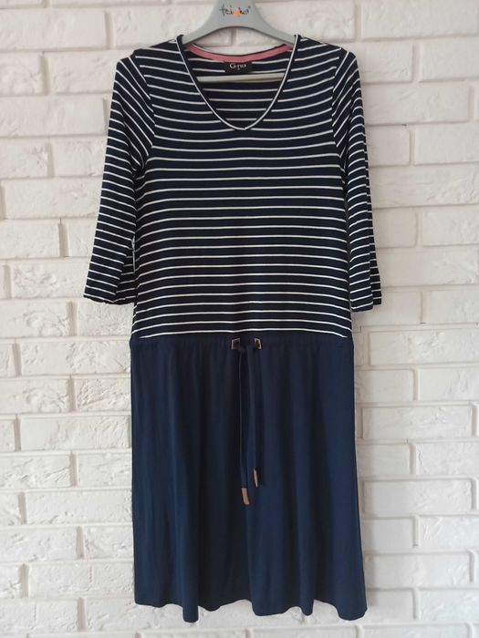 granatowa sukienka z górą w białe paski