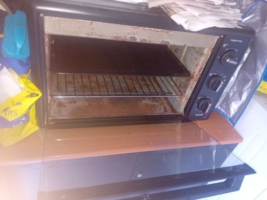 Forno eléctrico em bom estado..