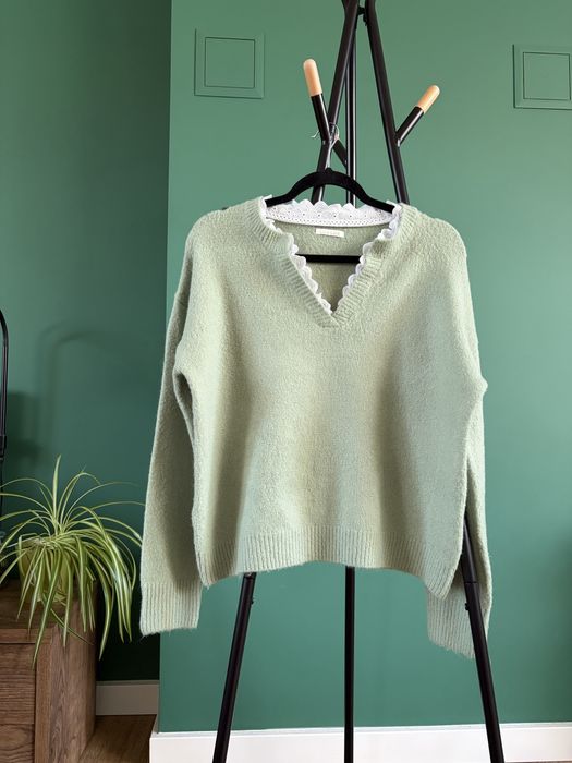 Sweter sweterek bluza zielona oliwko kołnierz biały wełna Lili & Lala