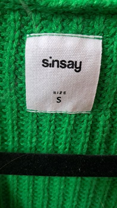 zielony sweter z guzikami