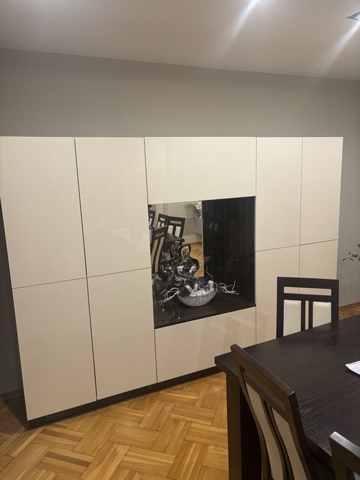 Wysoka zabudowa, komoda