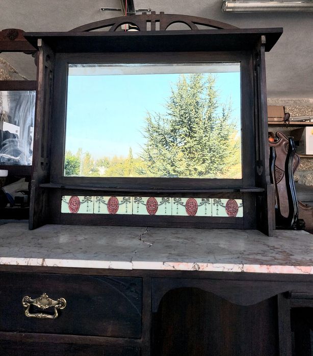 Aparador Antigo com espelho e azulejos