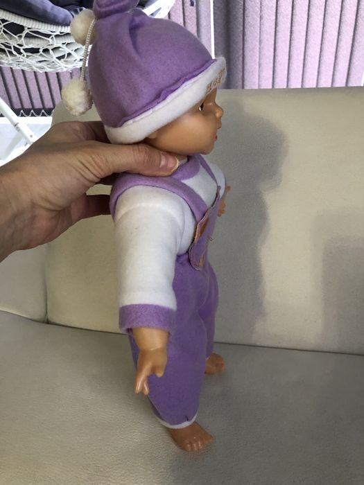 Гарна лялька, пупс.