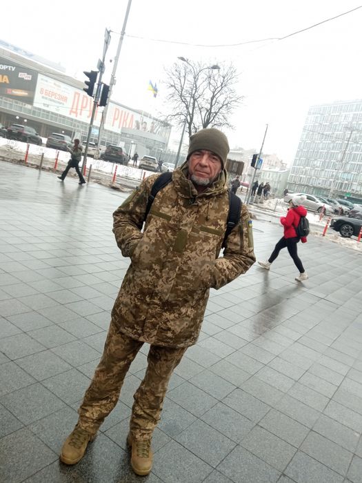 Нуждаюсь в старенькому,але робочому телефоні андроїд.Я військовий