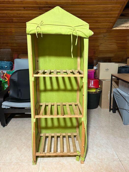 Estante em formato de casa