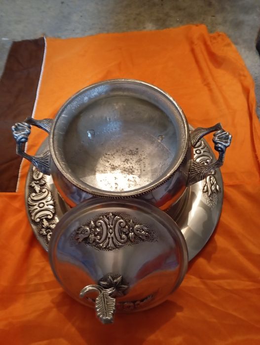Terrina em Estanho com Tampa e Prato – Peça Decorativa Trabalhada