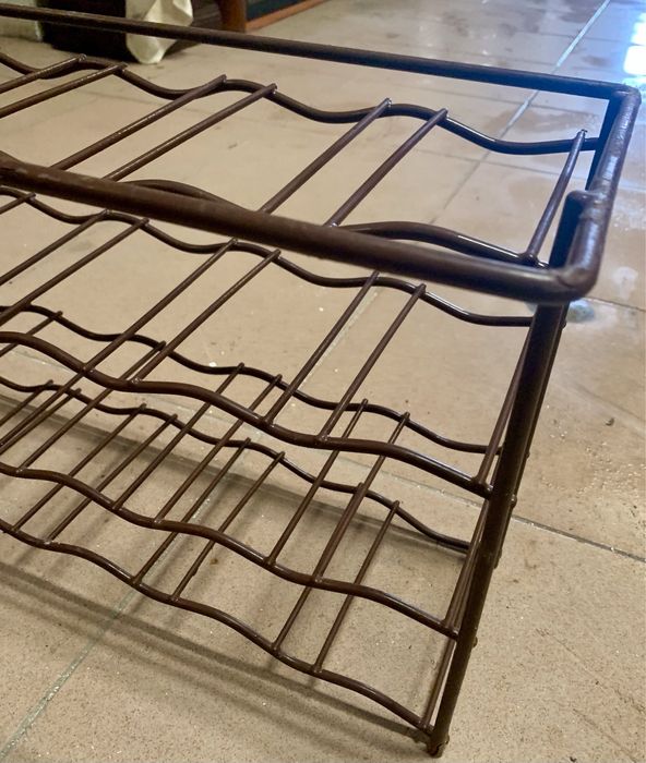 Garrafeira em metal preto