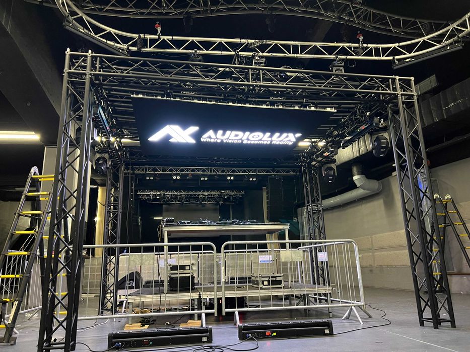 Aluguer palco, estrados praticaveis/Guarda-corpos/Escadas praticaveis/