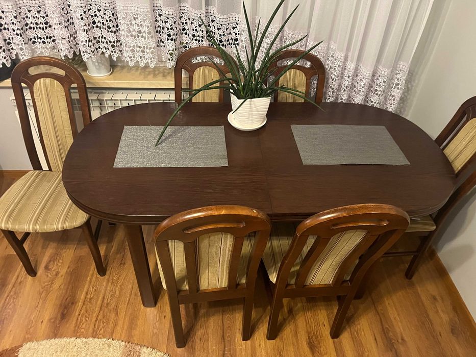 Stół z krzesłami