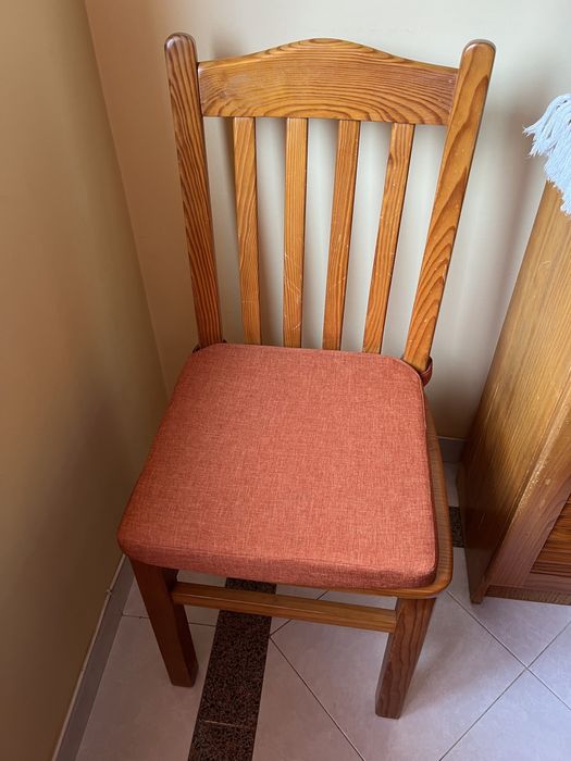 Aparador, mesa, 6 cadeiras e tapete