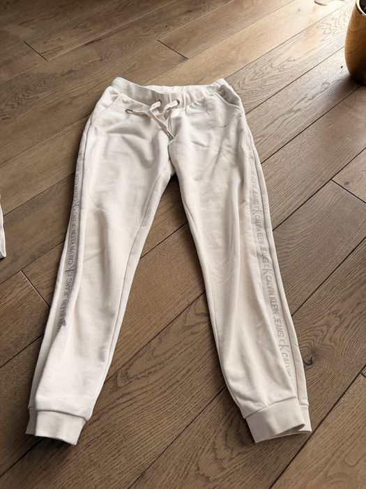 Damski dres Calvin Klein – styl i komfort w jednym