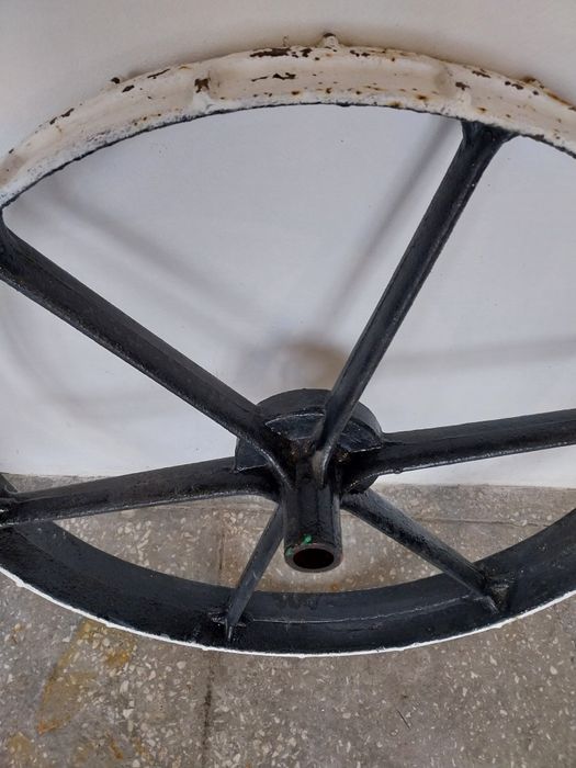 Metalowe stare koło