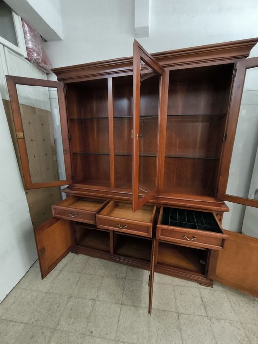 Cristaleira em madeira cerejeira. ( Impecável)