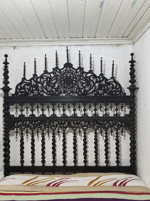 Quarto Completo Antigo em Madeira Maciça — Roupeiro, Cómoda e Cama