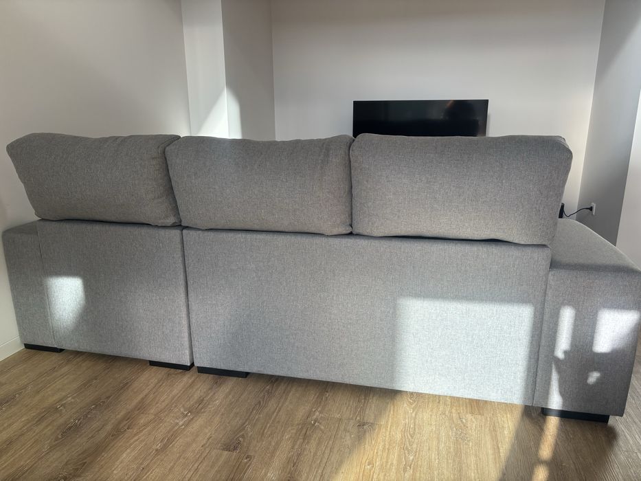 Sofá chaise longue com baú e puffs cinzento