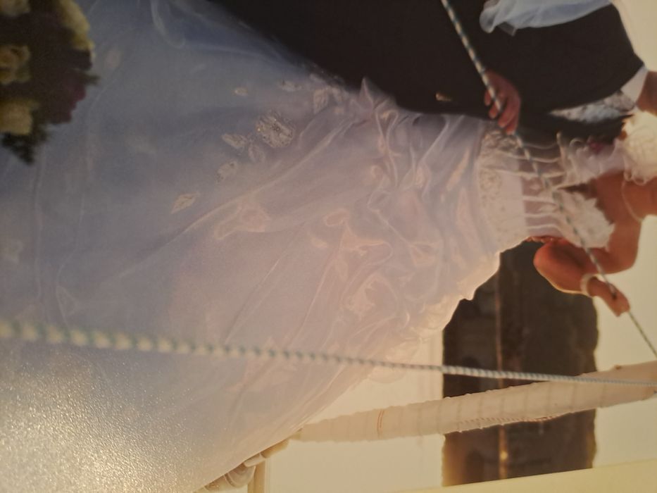 Suknia  Ślubna z salonu  AGORA  rozm. 36/38  kryształki  svarowsky