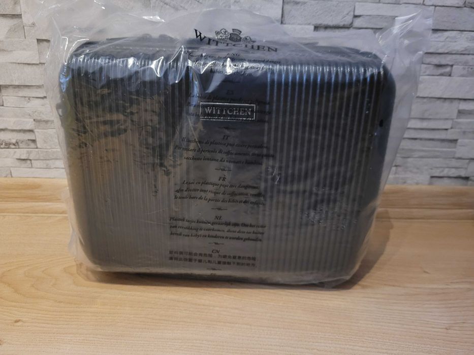 Kosmetyczka Wittchen z polikarbonu w pionowe tłoczenia czarna