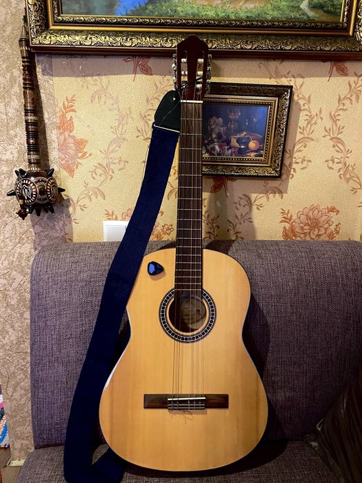 Продам две гитары одна кластческая вторая бас