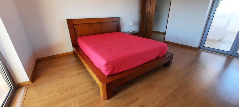 Cama de casal com duas mesass de cabeceira