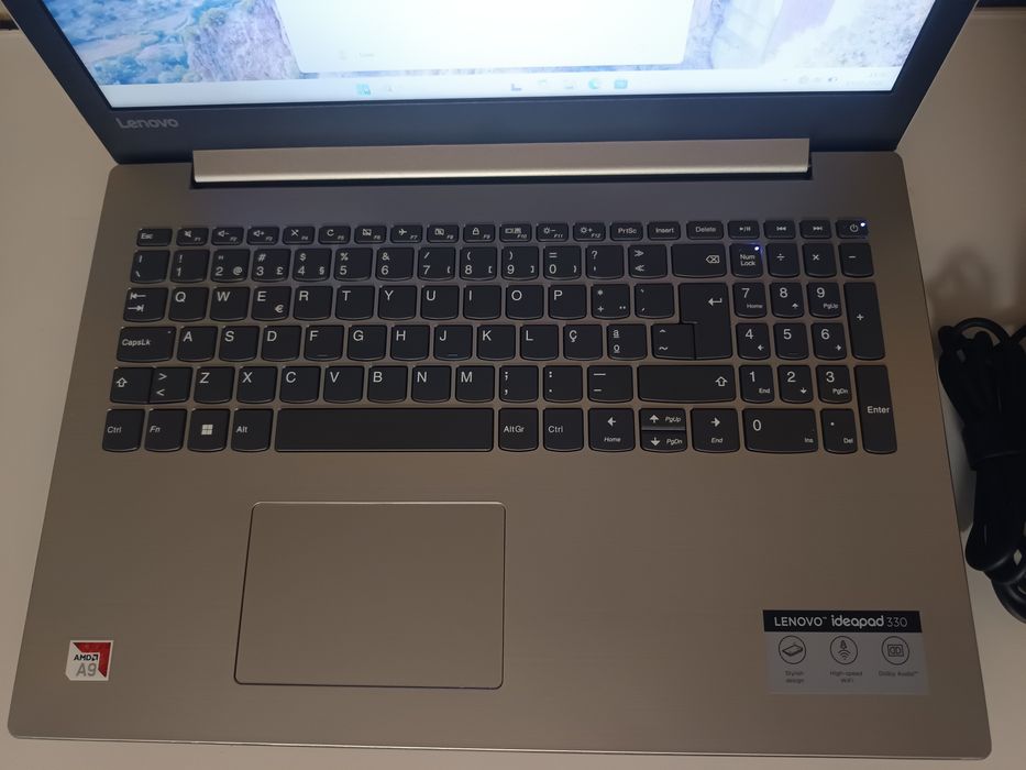 Portátil Lenovo / 8GB RAM / SSD 256GB / Gráfica 1GB