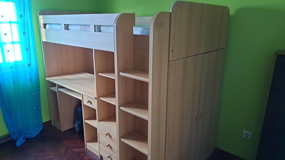 Cama alta tipo beliche