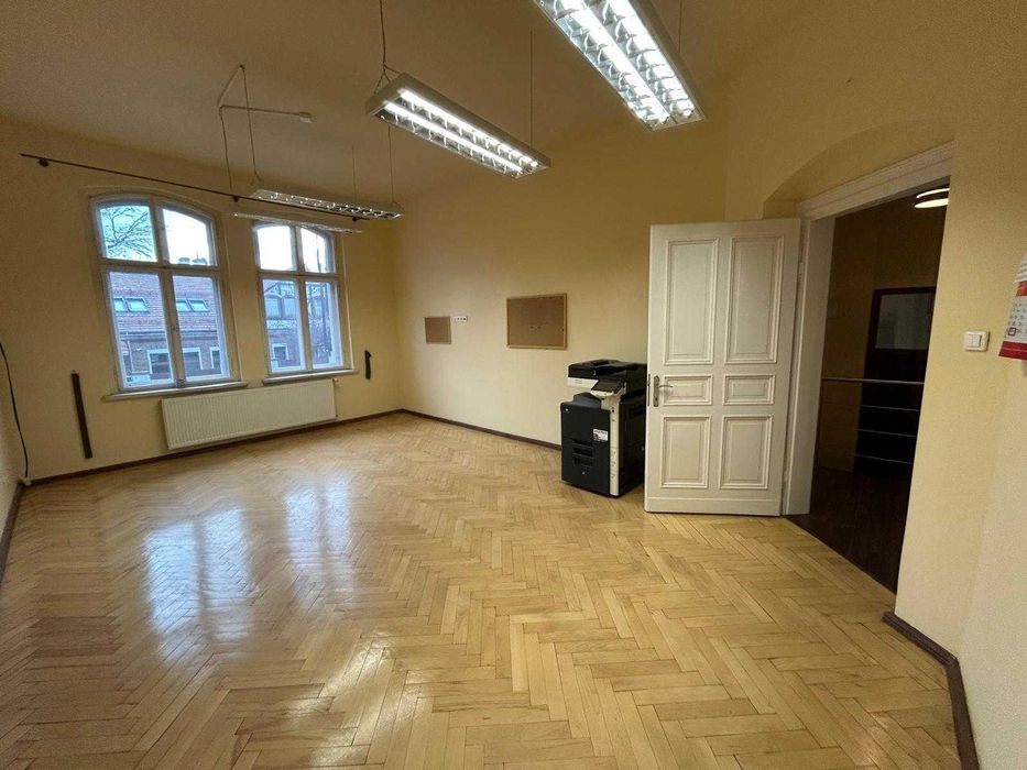 Lokal na wysokim parterze w kamienicy