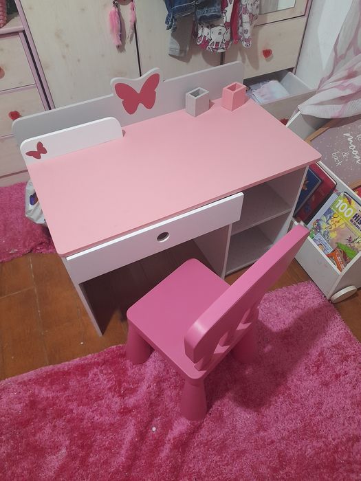 Secretária infantil menina com oferta