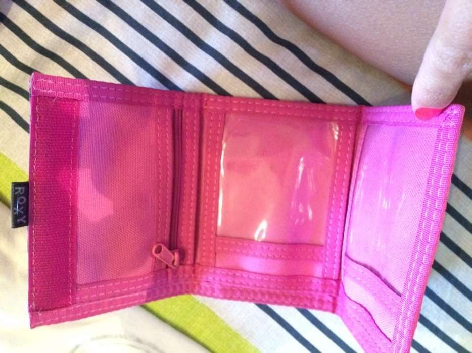 Carteira Roxy em bom estado