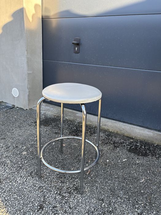 Dwa taborety sklepowe