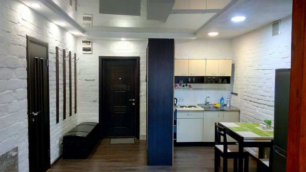 1-кім. Пивзавод, "Лагуна". ДЗЕРКАЛЬНА СТЕЛЯ. Подобово, погодинно.