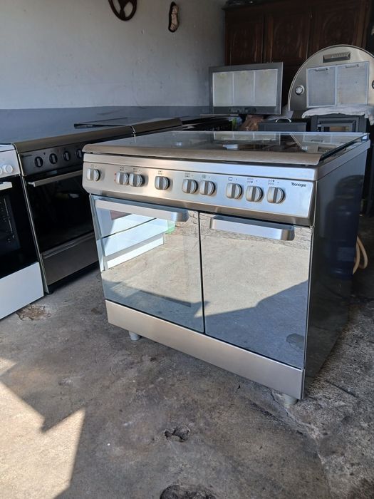 Vendo fogão semi-industrial com 4 bocas a gás, 2 elétricas e forno eléctrico.