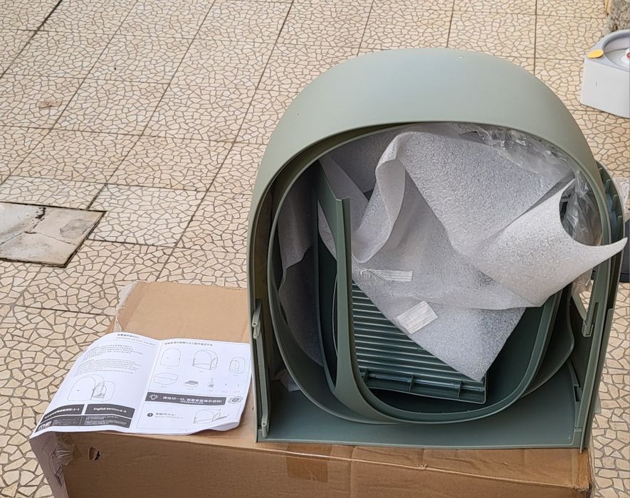 Caixa de areia para gatos fechada da marca Makesure (modelo Max), em tom verde-claro